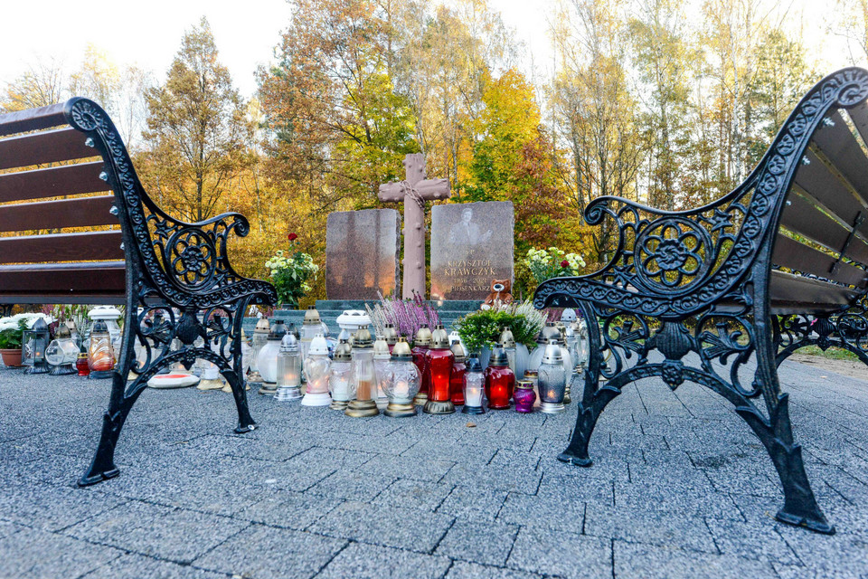 Fani nie zapomnieli o Krzysztofie Krawczyku i odwiedzają jego grób w Grotnikach