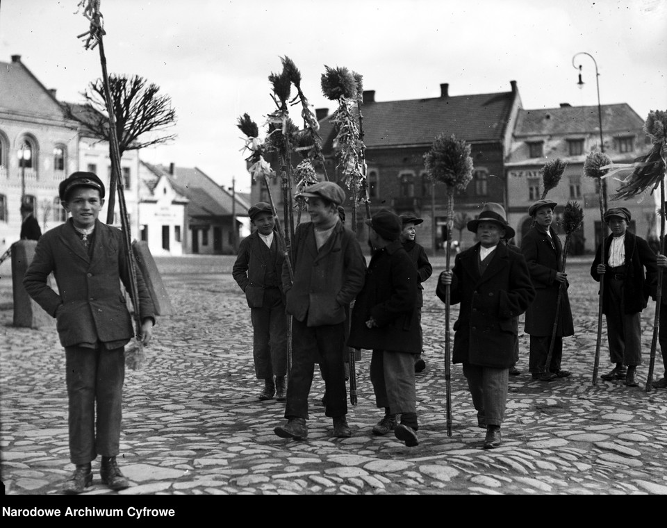 Niedziela Palmowa w Myślenicach, grupa dzieci z palmami, 1935 r. 