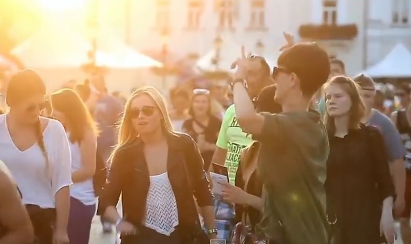 Organizatorzy sprzedali w tym roku 27 tys. biletów, czyli 2 tys. więcej niż rok temu. "Odkąd po raz pierwszy wyprzedaliśmy wszystkie bilety trzy lata temu, co roku staramy się coś poprawić w organizacji terenu, by nieco więcej osób mogło bawić się w komfortowych warunkach" – mówi rzecznik prasowy Audioriver, Łukasz Napora.