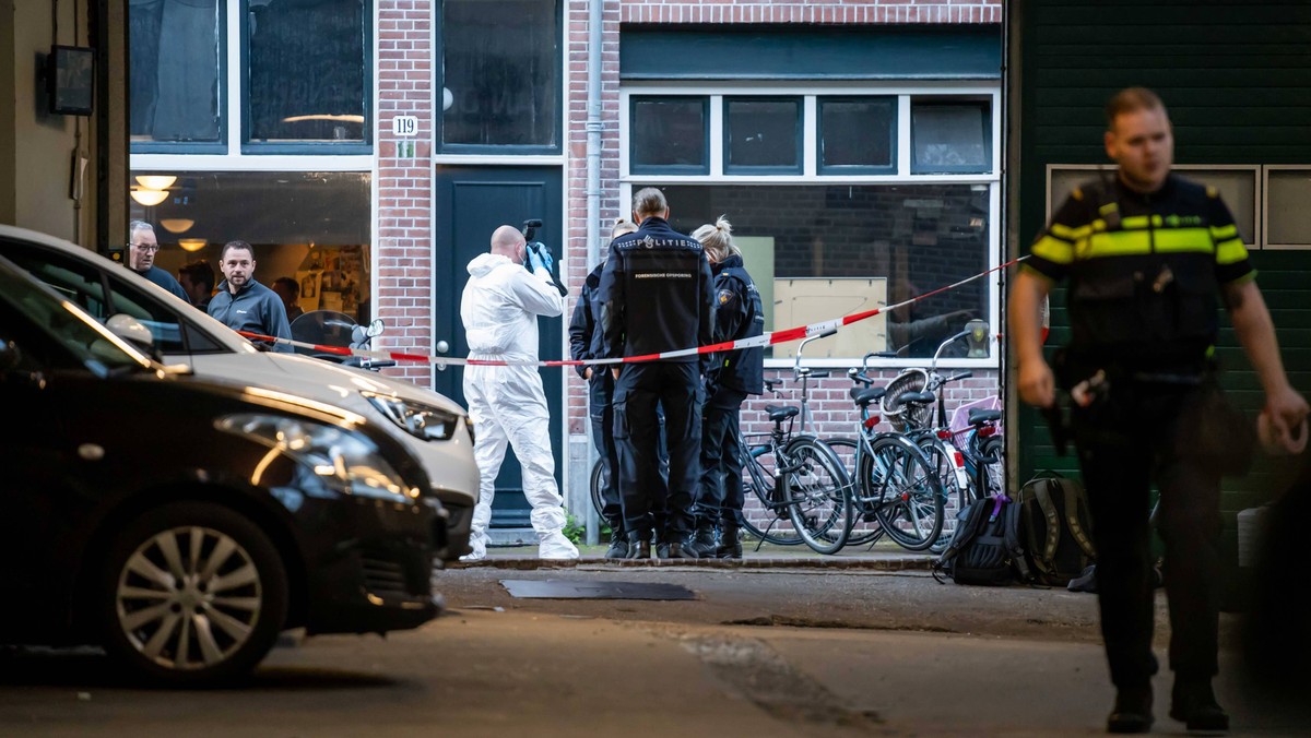 Policja w pobliżu Lange Leidsedwarsstraat w Amsterdamie, gdzie 6 lipca 2021 r. został postrzelony reporter kryminalny Peter R. de Vries (zmarł w szpitalu kilka dni później).