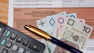 <b>Umowy dożywocia bez PIT</b>
<br>
<br>
Osoby, które zdecydują się oddać mieszkanie w zamian za wikt i dożywotnią opiekę, nie muszą się już martwić o PIT, nawet jeśli do przekazania nieruchomości dojdzie przed upływem pięciu lat od jej nabycia. W uchwale z 17 listopada 2014 r. (sygn. akt II FPS 4/14) NSA stwierdził, że choć przekazanie nieruchomości ma odpłatny charakter i dożywotnik uzyskuje przychód, to nie podlega on opodatkowaniu. Nie można bowiem ustalić korzyści finansowych otrzymywanych przez dożywotnika, a oszacować ich nie wolno.
<br>
<br>
Skoro nie można ustalić podstawy opodatkowania na podstawie obowiązujących przepisów, to nie można również określić podatku, bo zgodnie z art. 217 konstytucji nałożenie podatku może nastąpić wyłącznie w drodze ustawy – komentuje Jerzy Bielawny, wiceprezes Instytutu Studiów Podatkowych.