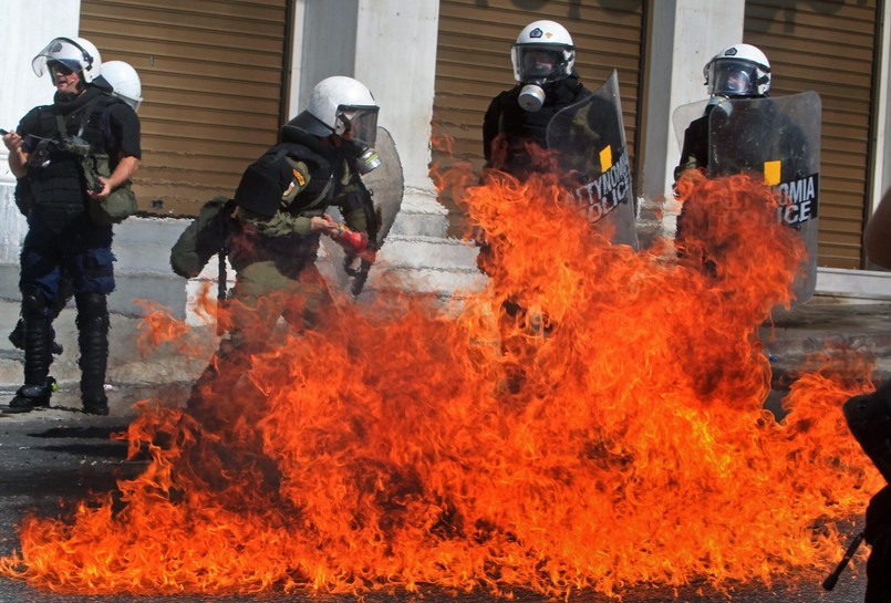 Tysiące ludzi wyszło w czwartek na ulice Aten, aby zademonstrować przeciwko kolejnym cięciom budżetowym, podwyżce podatków i zmianom w prawie pracy zaplanowanym przez rząd Antonisa Samarasa w porozumieniu z inspektorami trojki - MFW, KE i EBC.
