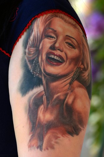 Tatuarz z twarzą Marilyn Monroe