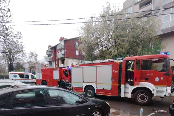 VATROGASCI SPASILI DVE OSOBE IZ POŽARA Drama u Kruševcu: Električna peć izazvala stihiju u stanu (FOTO)
