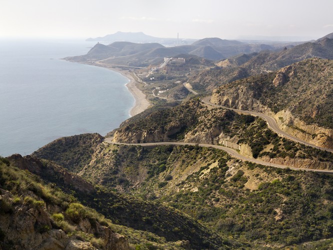 <strong>Almería</strong>
<br></br>
Położona nad Morzem Śródziemnym, u podnóża Gór Betyckich. Po arabsku Al-Mariyya oznacza wieżę obserwacyjną. Plaże tutejsze są częścią Costa del Sol, czyli ciągnącego się kilometrami słonecznego wybrzeża z kurortami, hotelami i portami. 
<br></br>