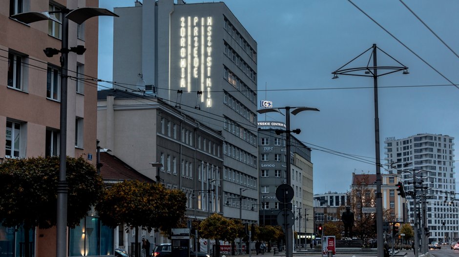 Neon na ścianie szpitala w Gdyni. Hasło do wszystkich mieszkańców