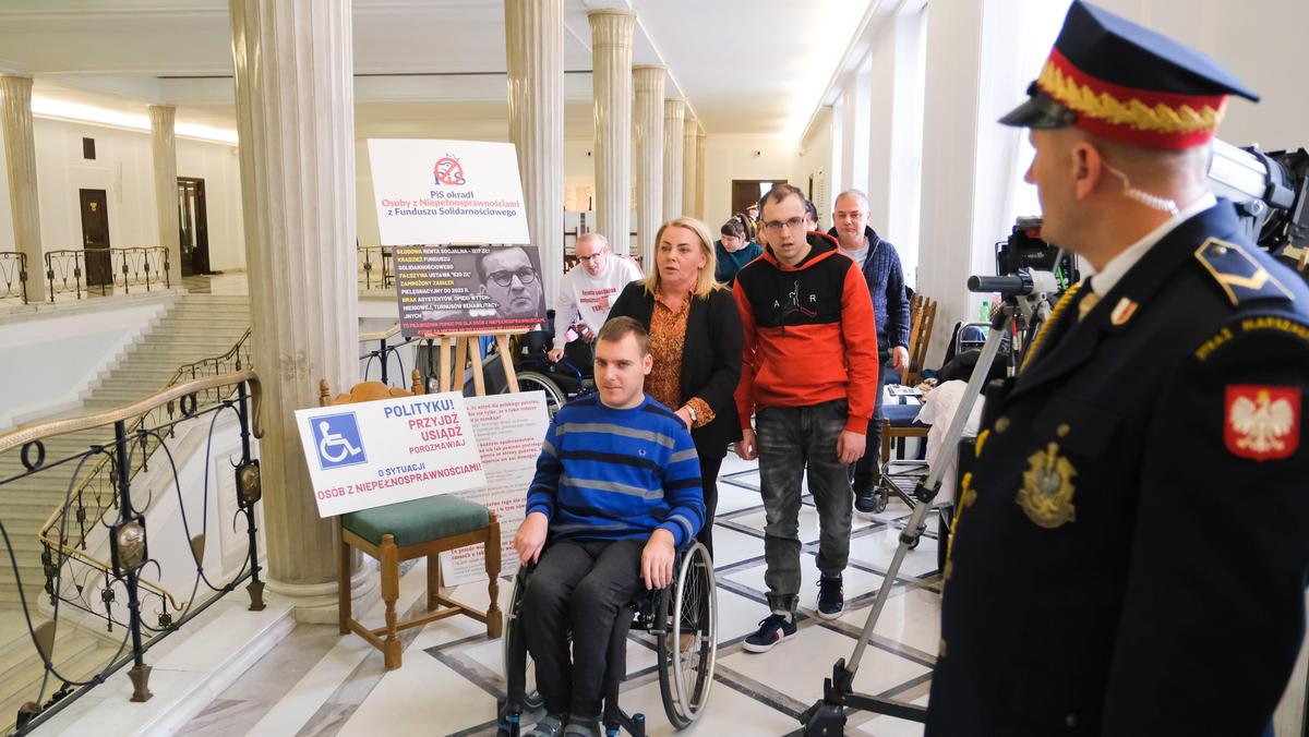 Protest osób z niepełnosprawnościami i ich opiekunów w Sejmie