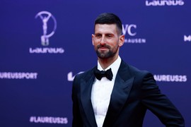 Novak došao na dodelu nagrada sa ženom koja ima VEĆE MIŠIĆE OD NJEGA: Evo ko je MISTERIOZNA BRINETA s kojom se Đoković druži u Jeleninom odsustvu