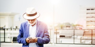 Jak Unia daje pracę 50-latkom, a Polska zaniża poziom