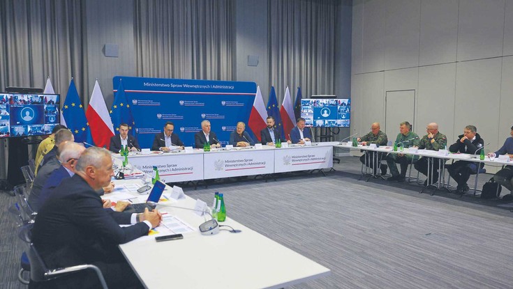Wojsko w obliczu powodzi i napływu migrantów. Armia przejmuje obowiązki służb cywilnych