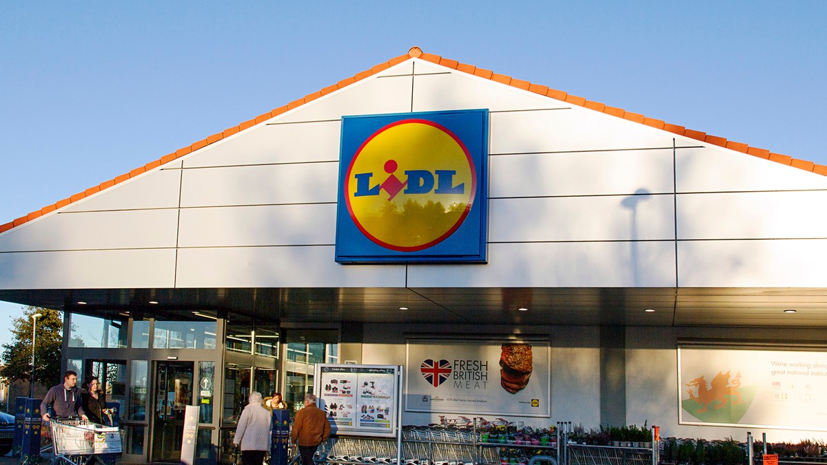 Promocje zawsze przyciągają tłumy klientów. Kiedy Lidl w Wielkiej Brytanii zaoferował atrakcyjną obniżkę na popularne wino musujące, tłumy ludzi ruszyły do sklepu. Nie obyło się bez rękoczynów. Niektórzy klienci byli gotowi posunąć się do walki i przemocy, żeby zdobyć promocyjny zestaw prosecco.