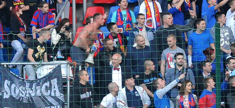 Kibic w muszce jest mniej awanturujący się. Korwin-Mikke na trybunach. ZDJĘCIA