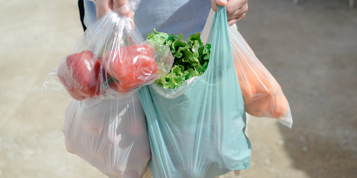 Sklepy pobierają opłatę recyklingową za plastikowe torby grubości do 50 mikrometrów. Nie dotyczy ona tzw. zrywek, czyli woreczków do pakowania owoców i warzyw