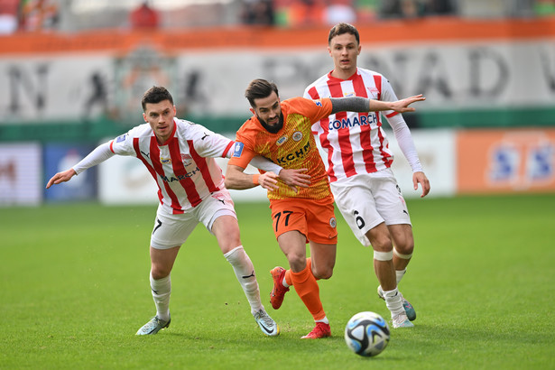 Zawodnik KGHM Zagłębia Lubin Mateusz Wdowiak (C) oraz Mateusz Bochnak (L) i Jani Atanasov (P) z Cracovii podczas meczu 21. kolejki piłkarskiej Ekstraklasy