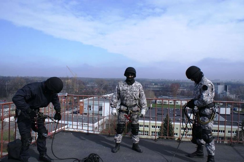 Antyterroryści skatowali niewinnych ludzi. Tłukli głową kobiety o ziemię