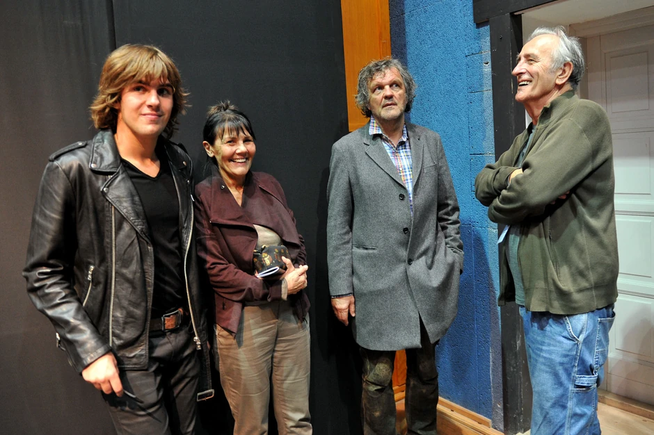 Janko, Maja i Emir Kusturica u društvu pozorišnog reditelja Mladena Materića