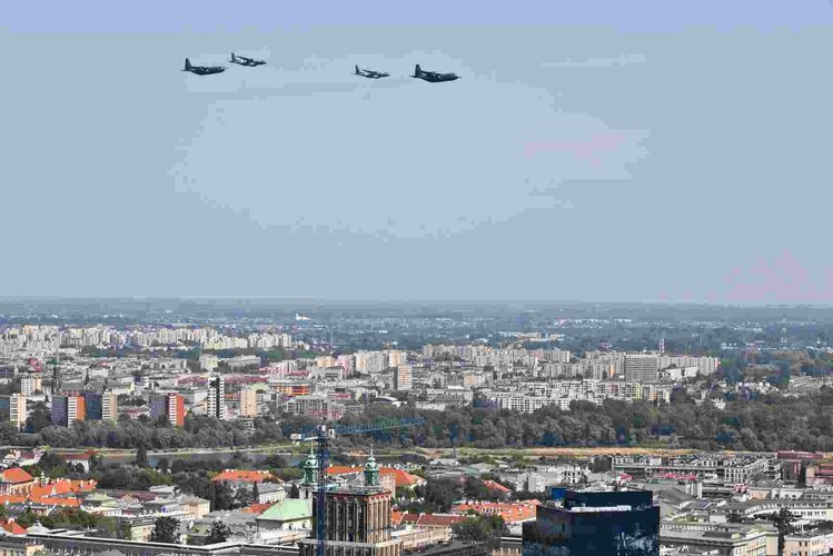 Przelot samolotów i śmigłowców - widok z Pałacu Kultury i Nauki. Parada lotnicza z udziałem samolotów i śmigłowców otworzyła defiladę wojskową, 15 bm. (cat) PAP/Rafał Guz