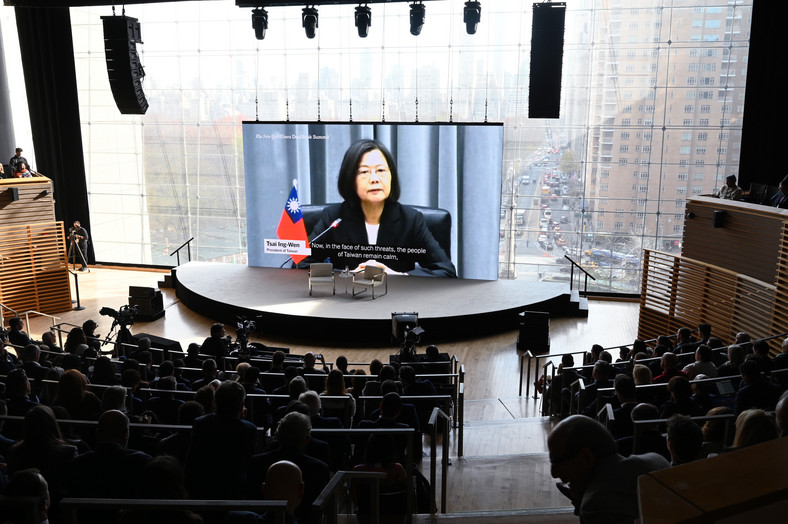 Prezydent Tajwanu Tsai Ing-wen uczestnicząca za pośrednictwem łącza internetowego w The New York Times Dealbook Summit 2023, 29 listopada 2023 r.