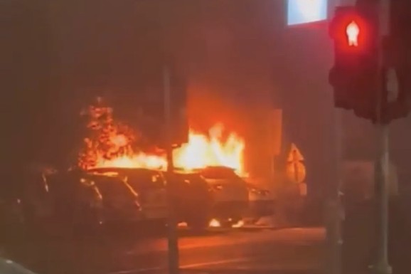 (VIDEO) VATRA PROGUTALA VIŠE VOZILA Buktinja na parkingu u Novom Sadu usred noći