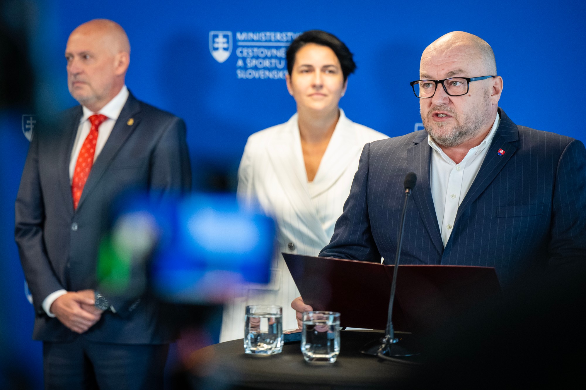 Zľava prezident SOŠV Anton Siekel, štátna tajomníčka ministerstva cestovného ruchu a športu SR Ivana Šufliarská Libiaková a minister Rudolf Huliak.