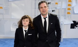 Mark Ruffalo pochwalił się córką. Tylko dlaczego przebrał ją za chłopaka? [ZDJĘCIA]