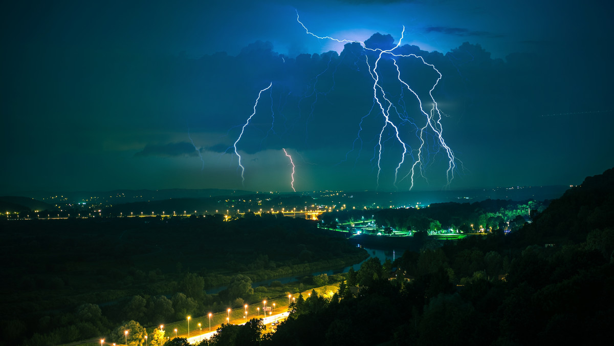 Burze w Polsce: sezon burzowy, porażenia piorunem, bezpieczeństwo 