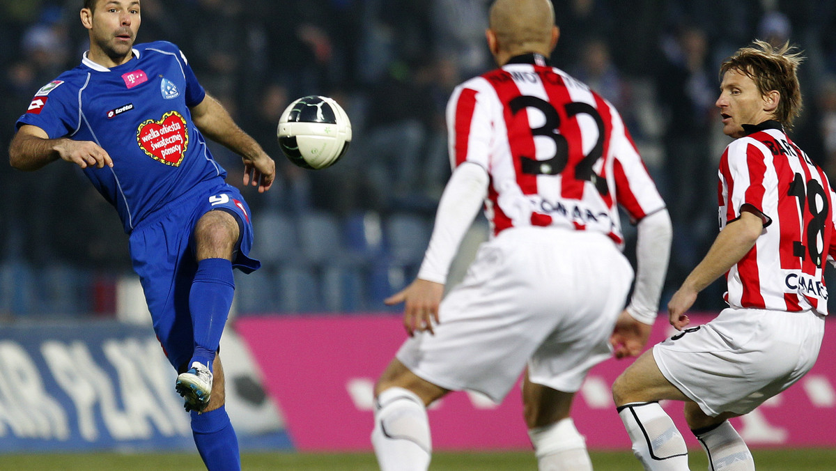 Ruch Chorzów pokonał Cracovię 2:0 (0:0) w meczu 14. kolejki T-Mobile Ekstraklasy. Dwoma asystami popisał się w tym spotkaniu Marek Zieńczuk, a samobójcze trafienie zaliczył inny były wiślak, Łukasz Nawotczyński.