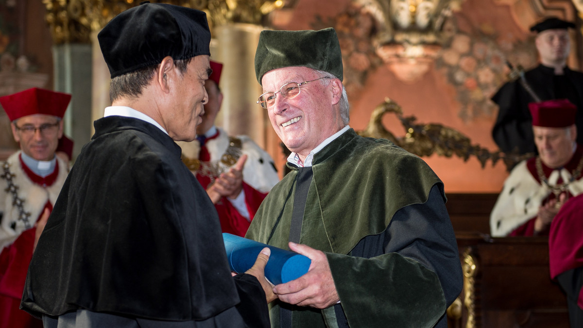 Prof. Shuji Nakamura, amerykański fizyk japońskiego pochodzenia, który za wynalezienie diody LED emitującej niebieskie światło otrzymał w 2014 r. Nagrodę Nobla, w czwartek został doktorem honoris causa Uniwersytetu Wrocławskiego. To jego pierwszy taki tytuł w Europie.