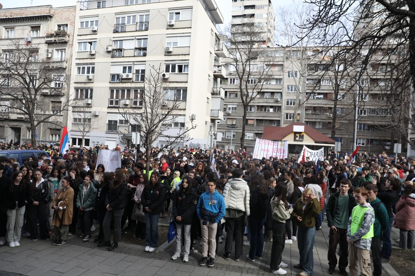 Protest đaka, nastavnika i roditelja ispred Gimnazije