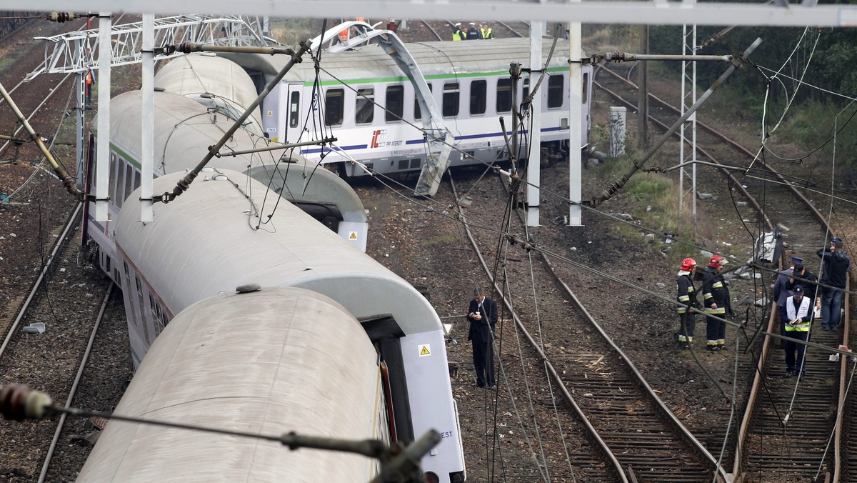 Pięć wagonów pociągu "Sobieski" EuroCity relacji Wiedeń-Warszawa wypadło z szyn przed wjazdem na stację Chybie na Śląsku Cieszyńskim. Żaden się nie przewrócił. Pociągiem podróżowało około 50 osób; kilka zostało lekko okaleczonych - poinformowały służby prasowe PKP.