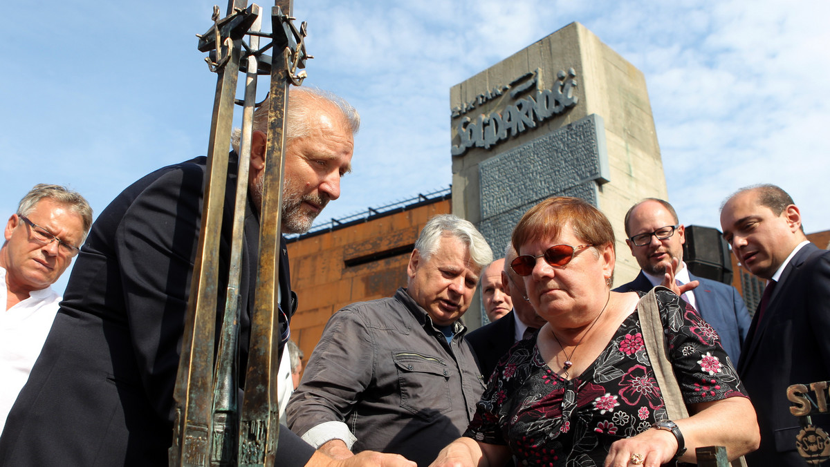 W ramach obchodów 35. rocznicy podpisania Porozumień Sierpniowych na Placu Solidarności w Gdańsku odsłonięto dzisiaj makietę dla niewidomych przedstawiającą Pomnik Poległych Stoczniowców oraz jego najbliższe otoczenie.