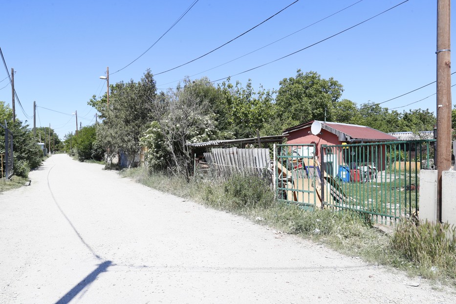 Itt, az Almafa utcában harapta meg a kutya előbb a szomszéd kislányt, majd az utcán közeledő anyát és lányát is / Fotó: Fuszek Gábor