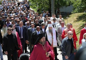 Patrijarh srpski Porfirije predvodi litiju koja je krenula od Hrama Uspenja Presvete Bogorodice do groblja u Bratuncu