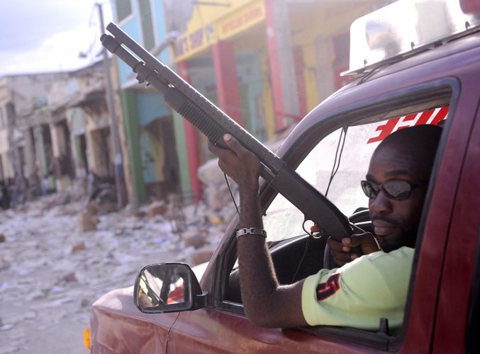 Walki o żywność i wodę próbowali tłumić policjanci