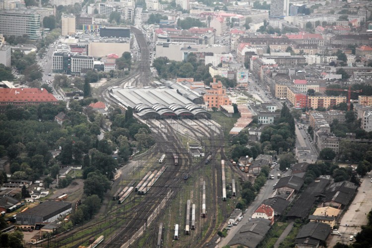 Wrocław z lotu ptaka: Dworzec Główny. 

W maju 2012 miasto wprowadziło do sprzedaży kartę turystyczną OpenWroclaw oferującą zniżki, wejściówki i dodatkowe bonusy w 121 instytucjach kulturalnych, sportowych, rozrywkowych oraz restauracjach, hotelach i hostelach.