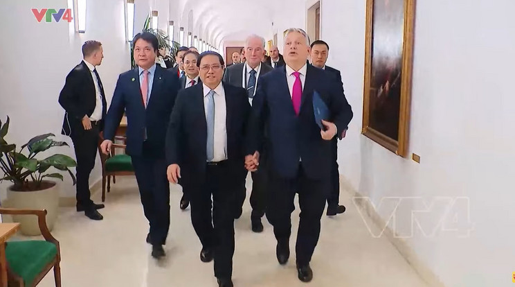 Orbán Viktor és Pham Minh Chinh kézen fogva sétáltak /Fotó: YouTube