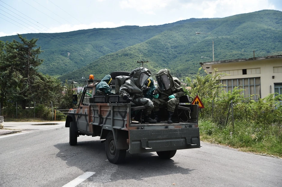 Tim u zaštitnim odelima na putu ka mestu pada aviona kod Kavale u Grčkoj