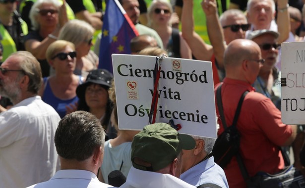 "Wypuśćcie wolnych obywateli". Policja siłą usunęła protestujących sprzed siedziby PiS