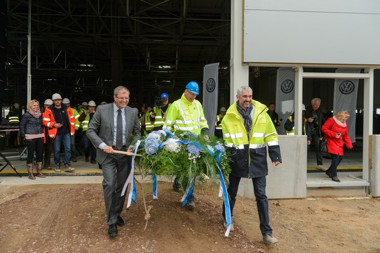 W nowym zakładzie Craftera na terenie o powierzchni 220 ha znajdzie się:  nowoczesna lakiernia, hale budowy karoserii i montażu samochodów oraz park dostawców z powierzchniami logistycznymi. <br>
<b>Na zdjęciu:</b> Prezes Volkswagen Poznań Jens Ocksen (C), koordynator budowy Arndt Posseyer (P) i dyrektor budowanego zakładu Ralf Nitzschke (L), podczas uroczystości zawieszenia wiechy na budowie nowej fabryki Volkswagena w Białężycach koło Wrześni. <br><br>fot. (zuz) PAP/Jakub Kaczmarczyk