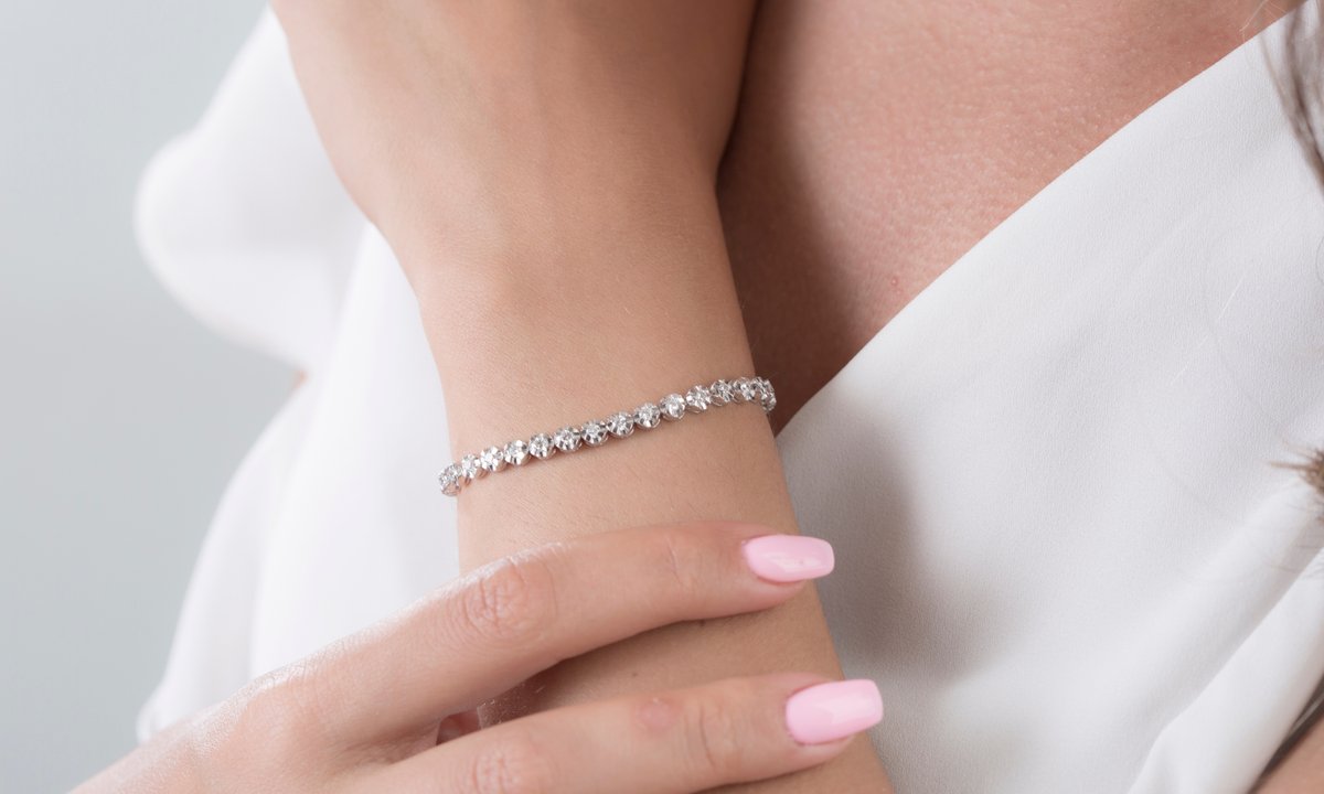 Bransoletki tenisowe podbijają trendy. Te modele są eleganckie i efektowne