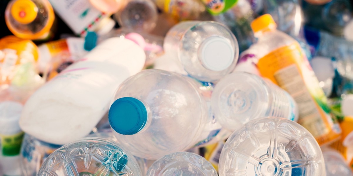 Zgodnie z dyrektywą od 2021 roku na terenie Unii Europejskiej ma obowiązywać zakaz obrotu 10 produktami plastikowymi jednorazowego użytku.