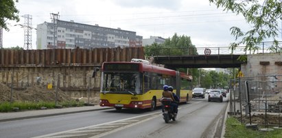 Autobusy i samochody jadą objazdami