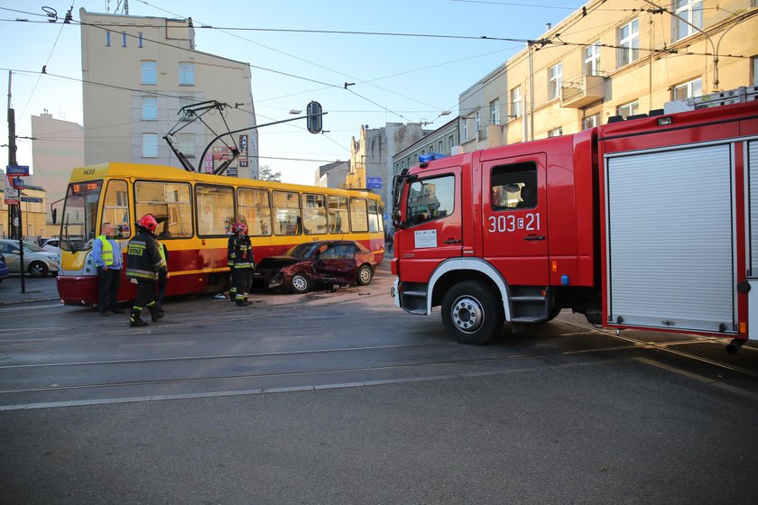 Wypadek na Gdańskiej. Rozbite samochody zablokowały tramwaj