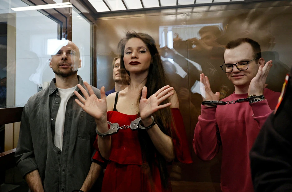 Novinari Antonina Favorskaja, Konstantin Gabov, Sergej Karelin i Artjom Kriger osuđeni su na pet i po godina zatvora po optužnici za ekstremizam | Foto: Reuters