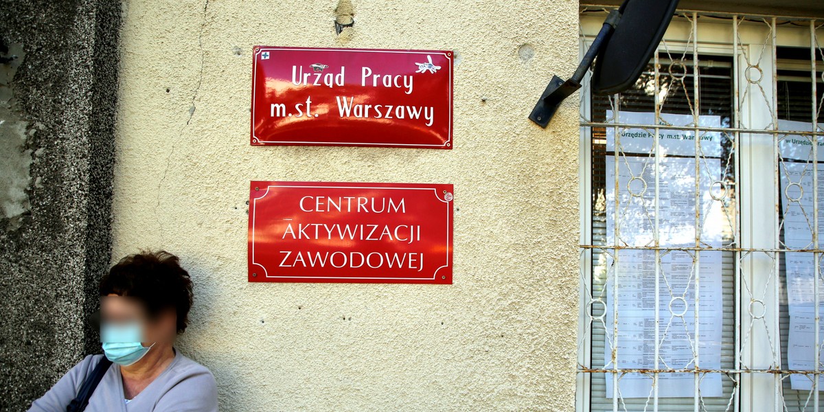 Z szacunków wynika, że w końcu lipca 2020 r. bezrobotnych było 1 mln 30,2 tys. osób. Miesiąc do miesiąca oznacza to wzrost o 3,7 tys. osób.