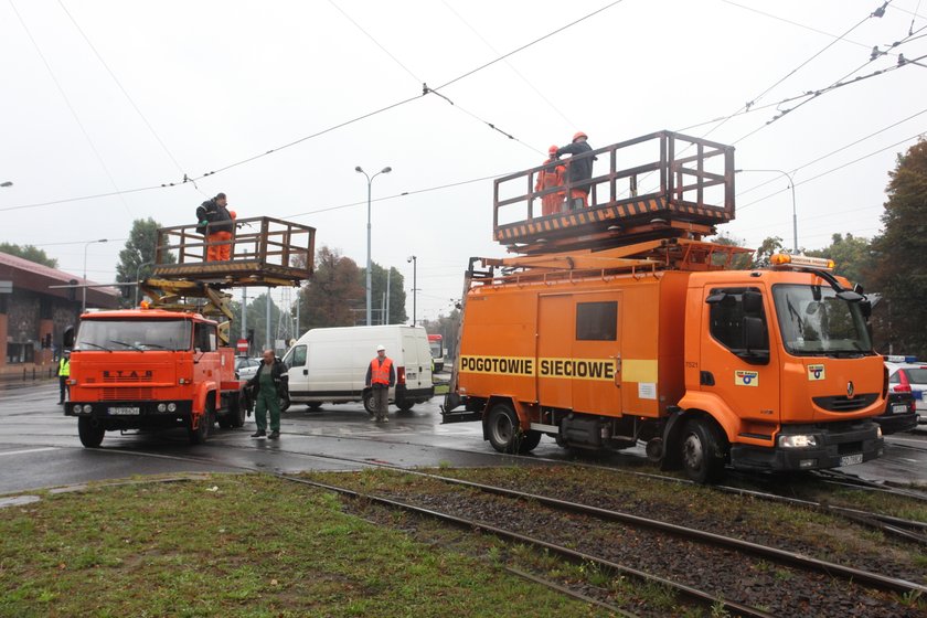 wozy pogotowia sieciowego naprawiają tramwajową trakcję