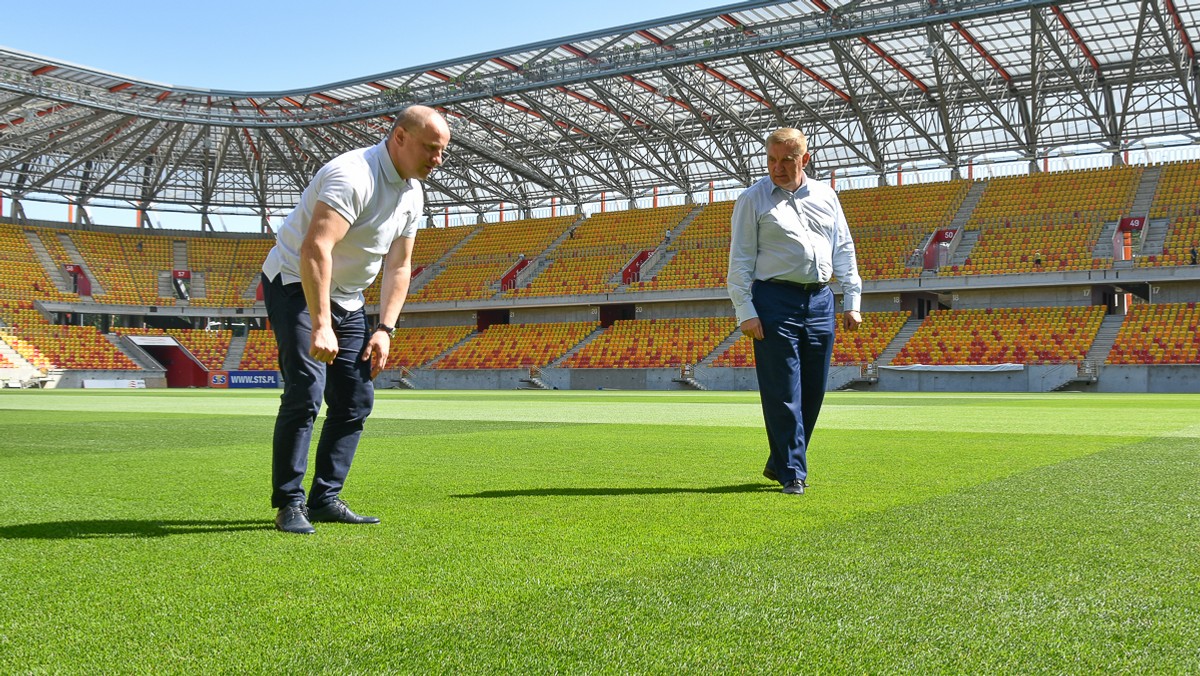 Miesiąc temu było uroczyste pożegnanie, dziś na stadionie miejskim w Białymstoku inauguracja nowej murawy. Starą pożegnano z honorami, pocięto na kawałki, a chętni mogli sobie trochę tego dobra kupić na aukcji charytatywnej. Dziś nowa murawa po raz pierwszy da się zdeptać piłkarzom Jagiellonii i Lechii Gdańsk.