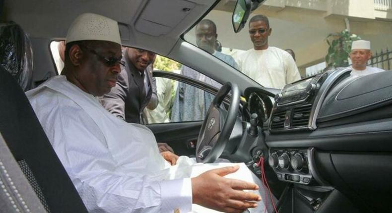 Le président Macky Sall dans un véhicule de marque Toyota.