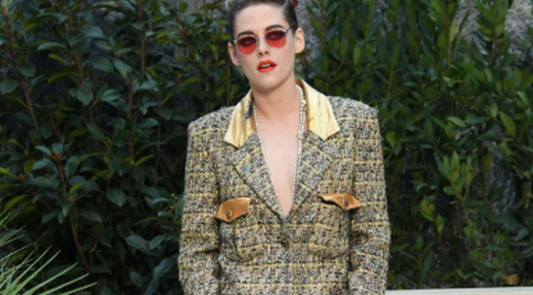 Kristen Stewart extravagáns stricinek öltözött a Párizsi Divathéten.