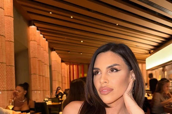 Srpska pevačica (42) ima tri braka iza sebe, a na 4. venčanju je nosila crnu venčanicu: Sada u Rimu ovako slavi sa mužem, u sobi je sačekalo iznenađenje